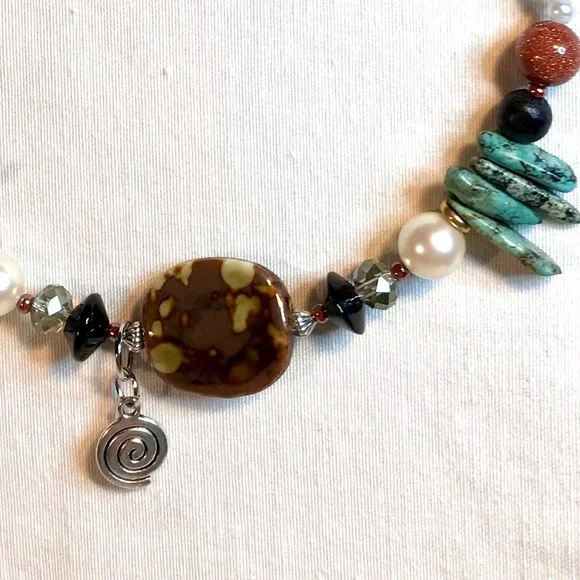 Handmade Necklace with Vintage and Modern Elements  (N02-7H) - Picture 4 of 6